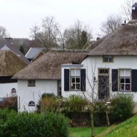 Superior Suite Met Whirlpool In Meditarrane Tuin Bij De Waal Bed & Breakfast *